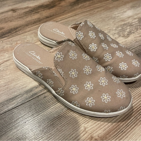 Clarks Women's Breeze Shore Taupe Flower Embroidery Size 7.5 Mule Shoes Slip On - Picture 3 of 5